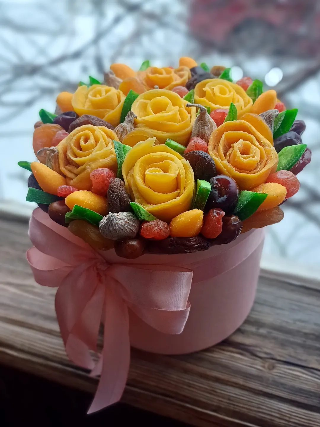 Buchet din fructe uscate cu trandafiri din mango în cutie roz