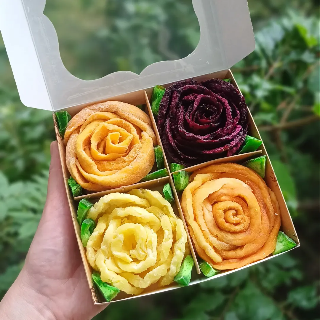 Set cu 4 trandafiri din fructe uscate de culori diferite în cutie