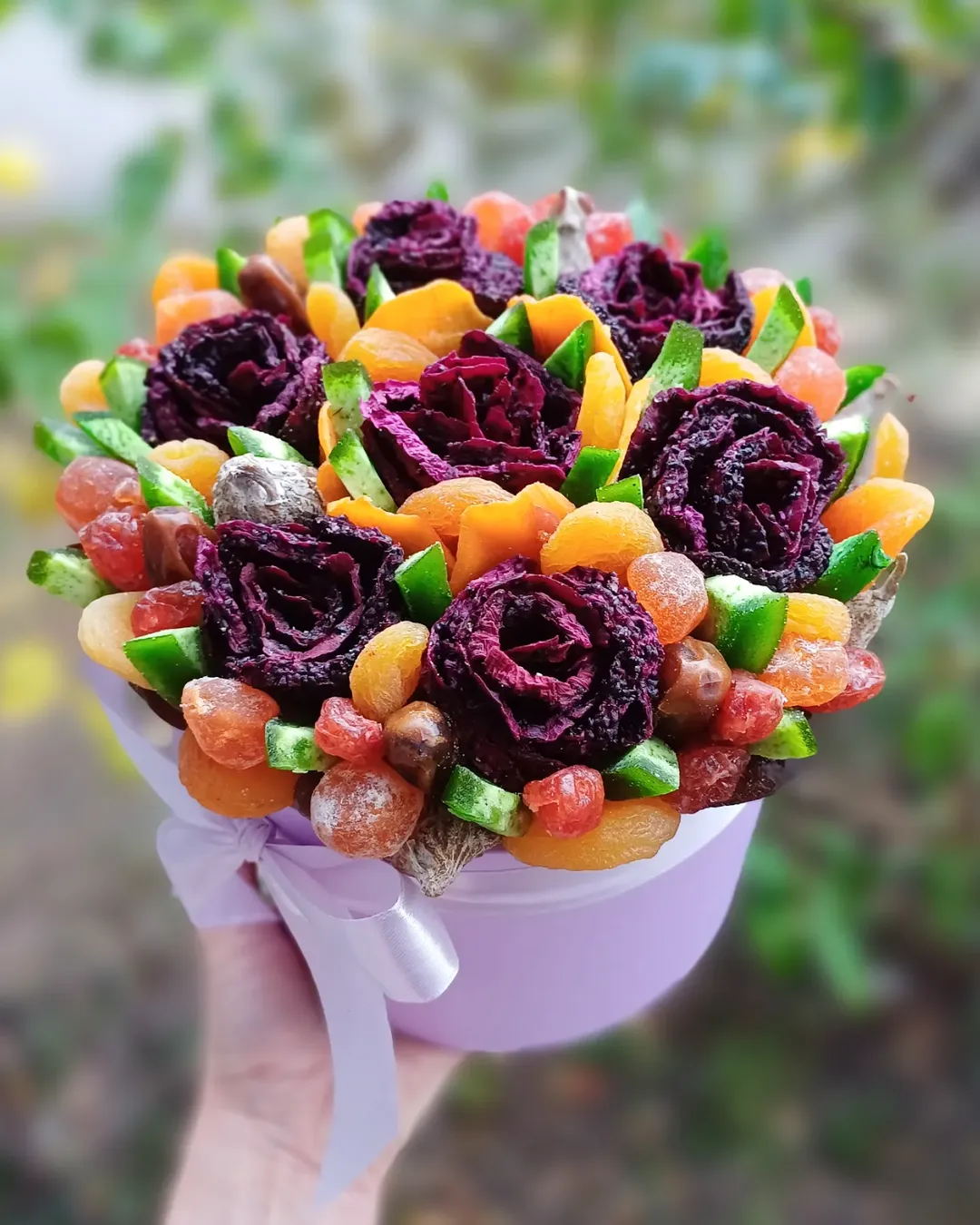 Buchet de lux cu trandafiri din sfeclă uscată și fructe uscate colorate