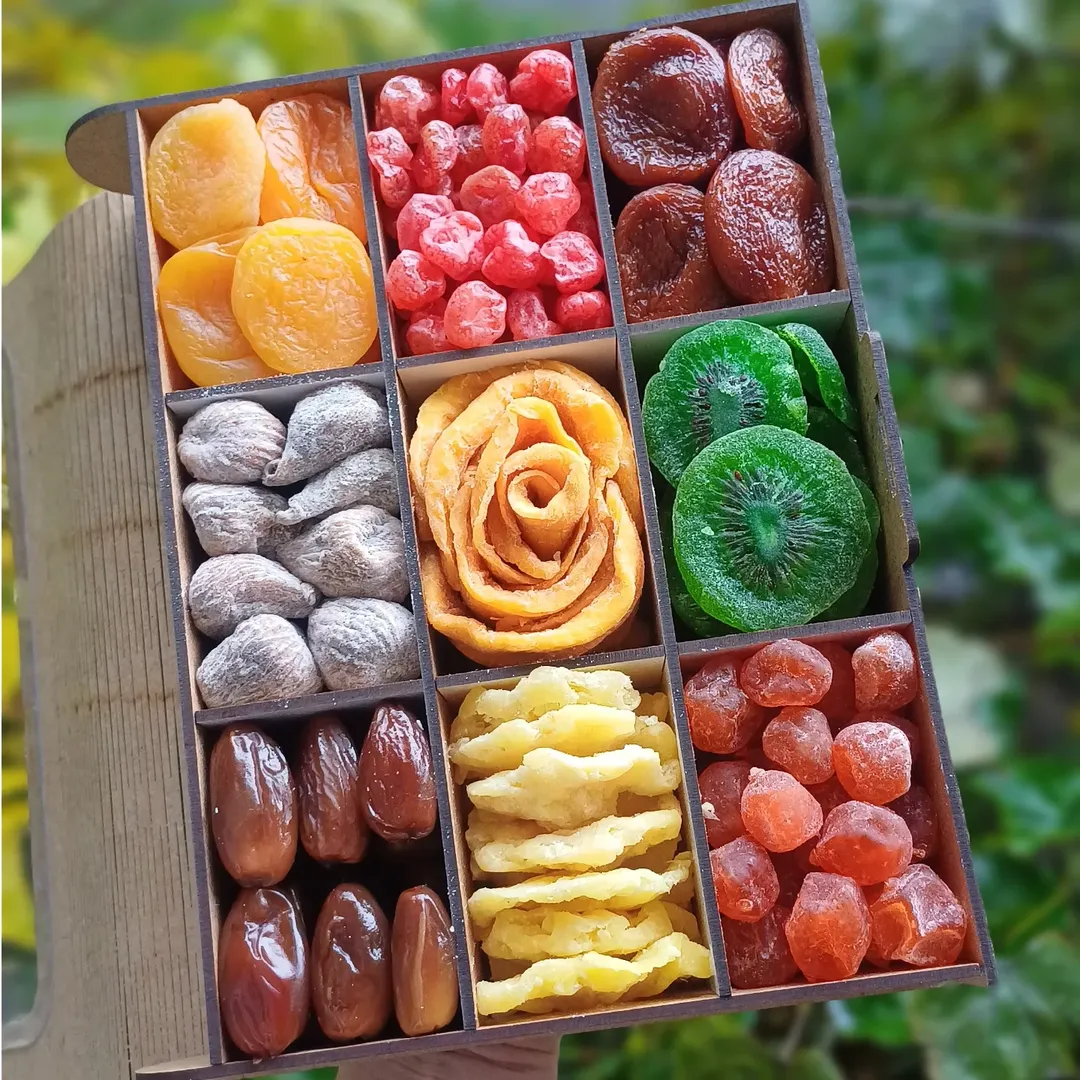 Set de fructe uscate variate în cutie de lemn cu 9 compartimente