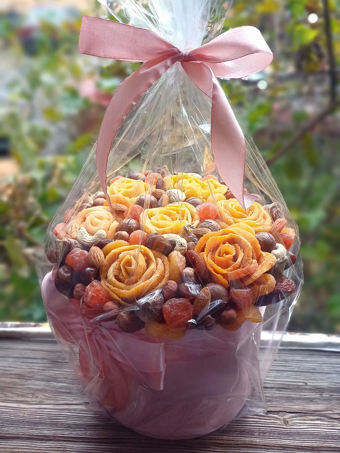 Buchet de fructe uscate ambalat în folie transparentă cu panglică roz